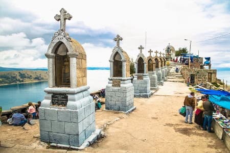 Santuario de Copacabana, a orillas del lago Titicaca