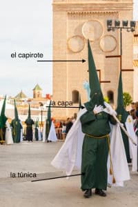 Capirote, túnica y capa