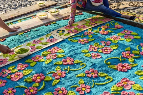 Mujeres creando una alfombra de flores en Guatemala