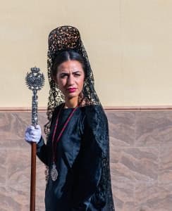 Mujer con peineta y mantilla
